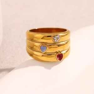 Détail d'une bague triple rang plaquée or 18K avec trois pierres en forme de coeur
