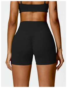 Détail du short de yoga noir à taille haute avec effet push-up et tissu de sport élastique