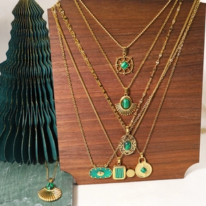 Collier vintage français en or 18K avec pendentifs malachite verte sur support en bois