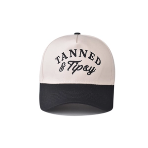 Cappellino da baseball bicolore in cotone con ricamo Tanned & Tipsy su sfondo bianco