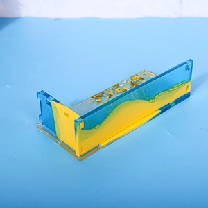 Makroaufnahme von gelb-blauem Harzmuster mit Goldfolienflocken auf der Geisterform