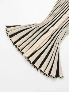 Détail du tissu en maille rayée montrant des motifs noirs et blancs avec boutons