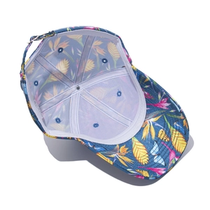 Dettaglio del cappellino con fodera in rete, stampa floreale e fibbia in metallo regolabile