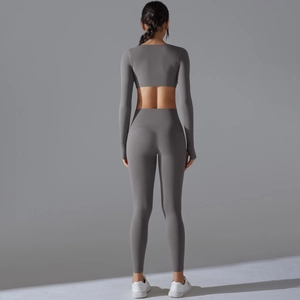 Detailansicht des dunkelgrauen Yoga-Sets mit langen Ärmeln und hoch taillierten Leggings