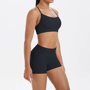 Vue détaillée du soutien-gorge de sport noir sans couture et du short de fitness taille haute