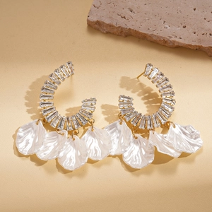 Boucles d'oreilles dorées en C avec zircons et pampilles en nacre blanche sur pierre