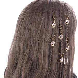 Anelli per capelli dorati con ciondoli Occhio di Nazar su trecce per acconciature natalizie