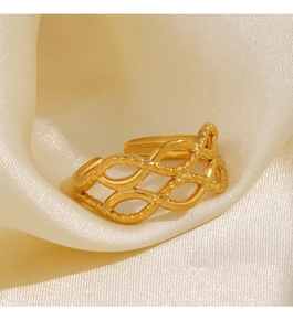 Détail macro d'une bague en acier inoxydable plaqué or 18K au motif entrelacé