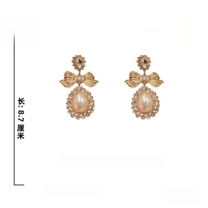Detailed view of luxury bow pearl earrings with dimensions and 925 silver needle spec