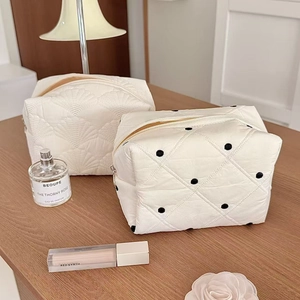 Grand sac à cosmétiques matelassé à pois avec fermeture éclair et style minimaliste