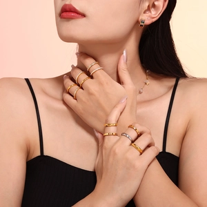 Ensemble de bagues empilables en or et argent avec pierres et boucles d'oreilles rayées