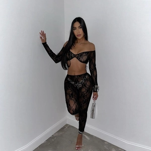 Conjunto sexy de encaje negro con top de manga larga y pantalones ajustados elegantes
