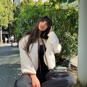 Veste femme en polaire blanche avec bordure marron et élégant col rond à nœud