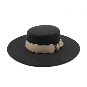 Chapeau canotier noir classique en feutre de laine avec ceinture à boucle en cuir kaki