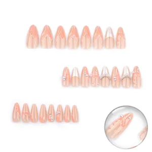 Faux ongles amande rose pêche 3D avec perles et détails de chaînes argentées