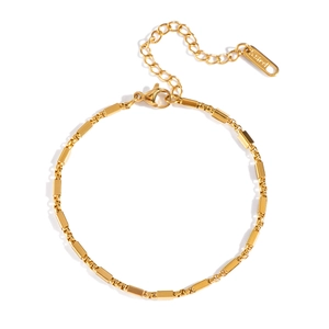 Détail du bracelet chaîne à maillons en acier inoxydable plaqué or 18 carats avec fermoir
