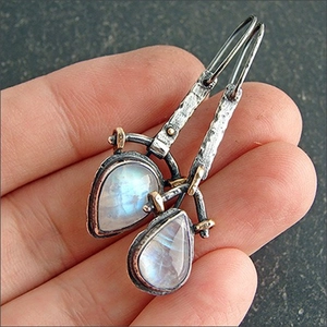 Pendientes vintage de piedra lunar con detalles en plata y oro de estilo bohemio retro
