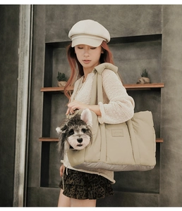 Gesteppte beige Hundetragetasche für kleine Hunde, von einem Model im Alltag präsentiert