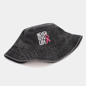 Bob en coton noir délavé avec ruban rose et broderie Never Give Up pour femmes