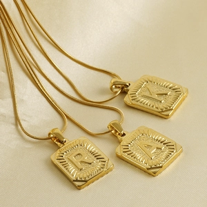 Détails de pendentifs carrés plaqués or 18 carats avec lettres K, R, et A sur chaîne maille