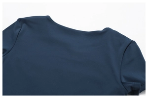 Nahaufnahme von Halsausschnitt und Schultern eines dunkelblauen Kompressions-Yogashirts