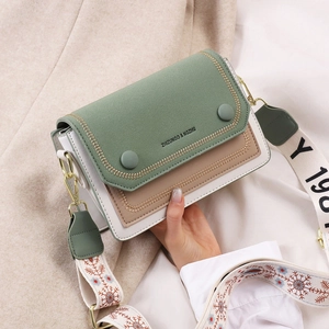 Sac bandoulière tricolore avec large sangle brodée au design élégant et minimaliste