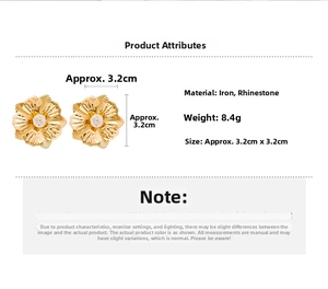 Détails de boucles d'oreilles fleur dorée, texture pétales, taille 3,2cm et poids 8,4g