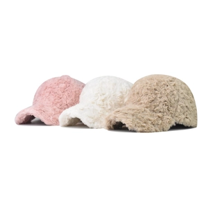 Detail der Teddy-Fleece-Textur von Baseballkappen in Rosa, Weiß und Khaki-Farben