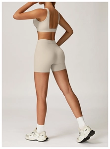 Détail du short de yoga taille haute beige clair et tissu respirant à haute élasticité