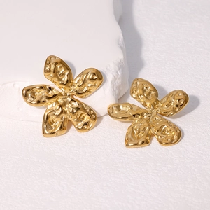 Fashion 18k gold plated titanium steel flower stud earrings with hammered metal texture