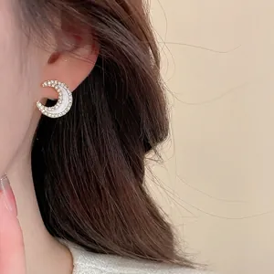 Elegante Mond-Ohrstecker mit Silbernadel, weißer Einlage und glitzernden Strasssteinen