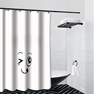 Detalle de cortina de ducha de poliéster blanco impermeable con el eslogan Get Naked
