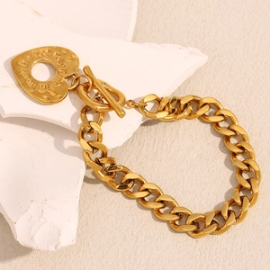 Bracelet chaîne cubaine plaqué or 18K avec fermoir à bascule en cœur et gravure sentimentale