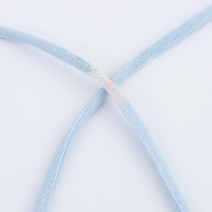Vue macro détaillée de cordons en fibres tressées bleu clair avec texture tissée