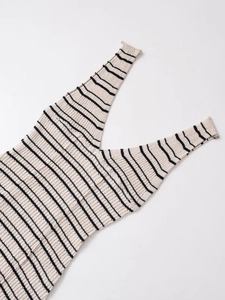 Détail de la maille côtelée à rayures noires et blanches avec un décolleté en V profond