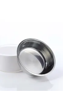 Detalle del tazón de acero inoxidable 304 de grado alimenticio y base blanca para mascotas