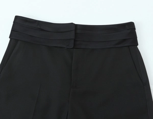 Vue détaillée d'un pantalon habillé noir avec une taille plissée à trois couches chic