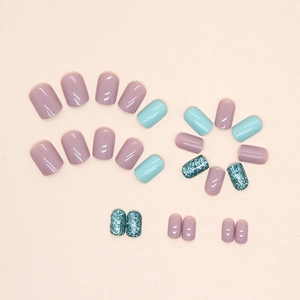 Faux ongles courts carrés avec paillettes vert menthe et tons pastel bleu et rose doux