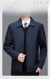 Detailansicht der dunkelblauen Business-Jacke mit klassischem Kragen und Knopfleiste