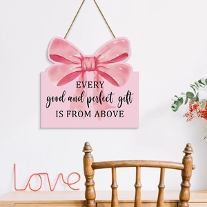 Décoration murale en bois avec nœud rose et citation inspirante sur mur blanc