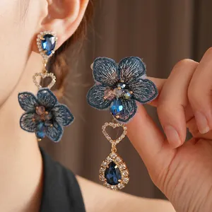 Boucles d'oreilles vintage asymétriques en forme de goutte et fleur en tissu bleu
