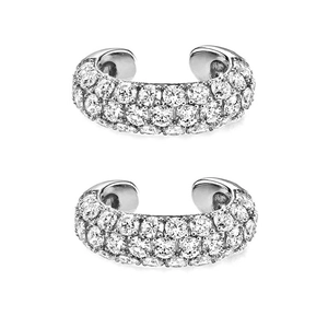 Κοντινό πλάνο από ασημένια σκουλαρίκια ear cuff με λαμπερά ζιργκόν σε λευκό φόντο