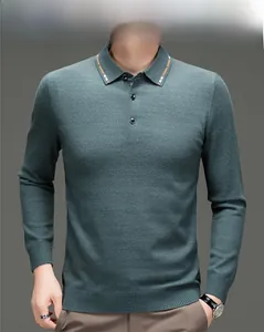 Detailansicht des dunkelgrünen Strickpolokragens mit Kontraststreifen und Knopfleiste