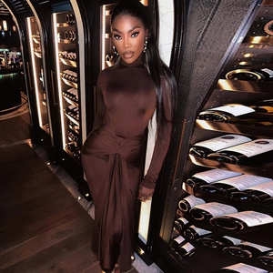 Robe longue moulante marron chocolat à manches longues avec détail torsadé à la taille