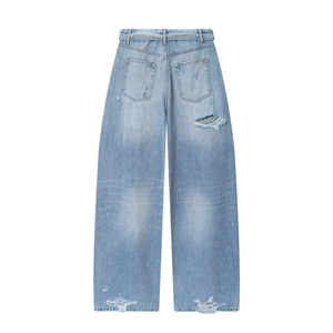 Jeans a gamba larga celeste con strappi e orlo sfrangiato su sfondo bianco puro