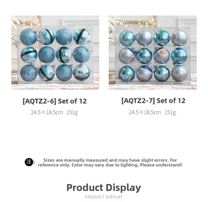 Détail du lot de 12 boules de Noël avec paillettes bleues et motifs décoratifs variés