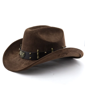 Dettaglio cappello da cowboy in pelle scamosciata marrone con stemma di aquila e borchie