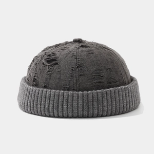 Bonnet docker vintage gris foncé avec bordure côtelée et détails déchirés