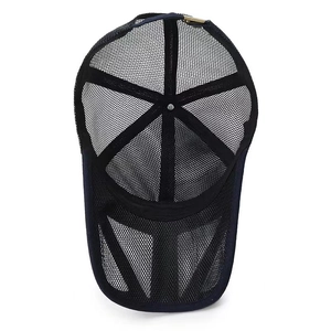 Berretto da baseball in mesh nero traspirante con struttura a 6 pannelli e fibbia oro