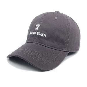 Dettaglio del ricamo 7 e MOUNT GREEN su cappellino in cotone grigio scuro